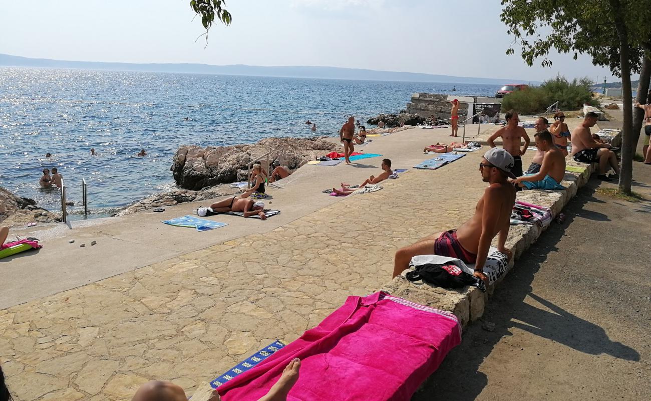 Novi Marina beach'in fotoğrafı beton kapak yüzey ile