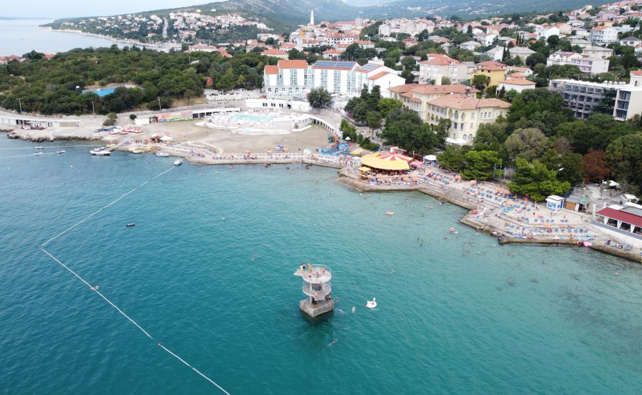 Novi beach'in fotoğrafı hafif ince çakıl taş yüzey ile