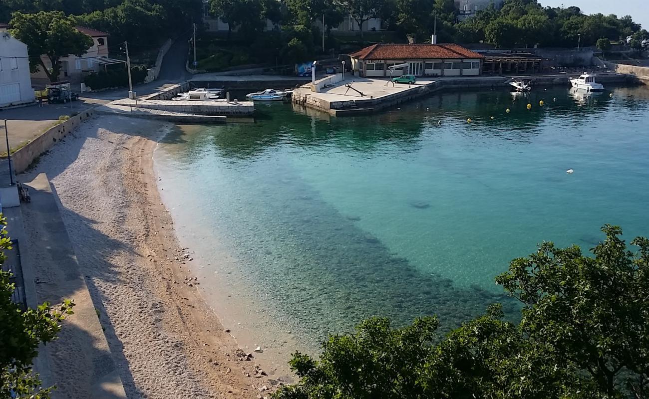 Uvala Povile'in fotoğrafı küçük bej çakıl yüzey ile