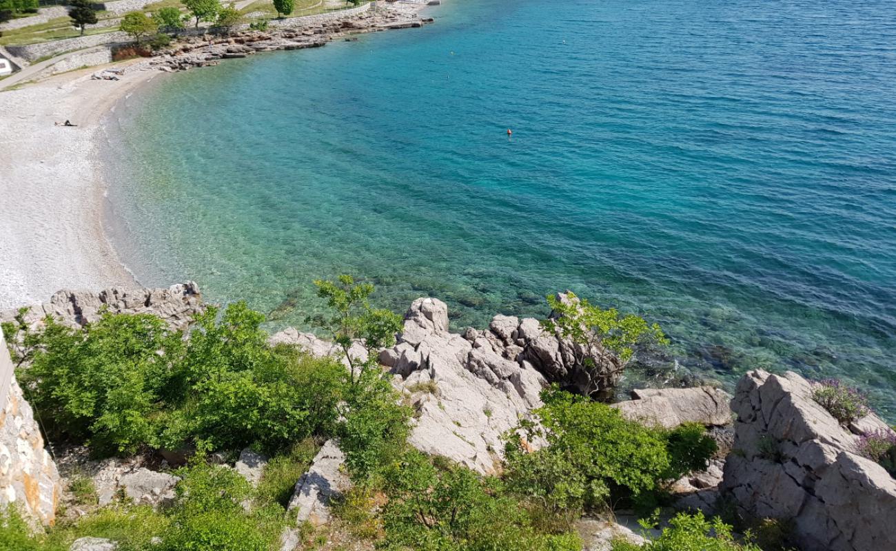 Sibinj Krmpotski'in fotoğrafı parlak kum ve kayalar yüzey ile