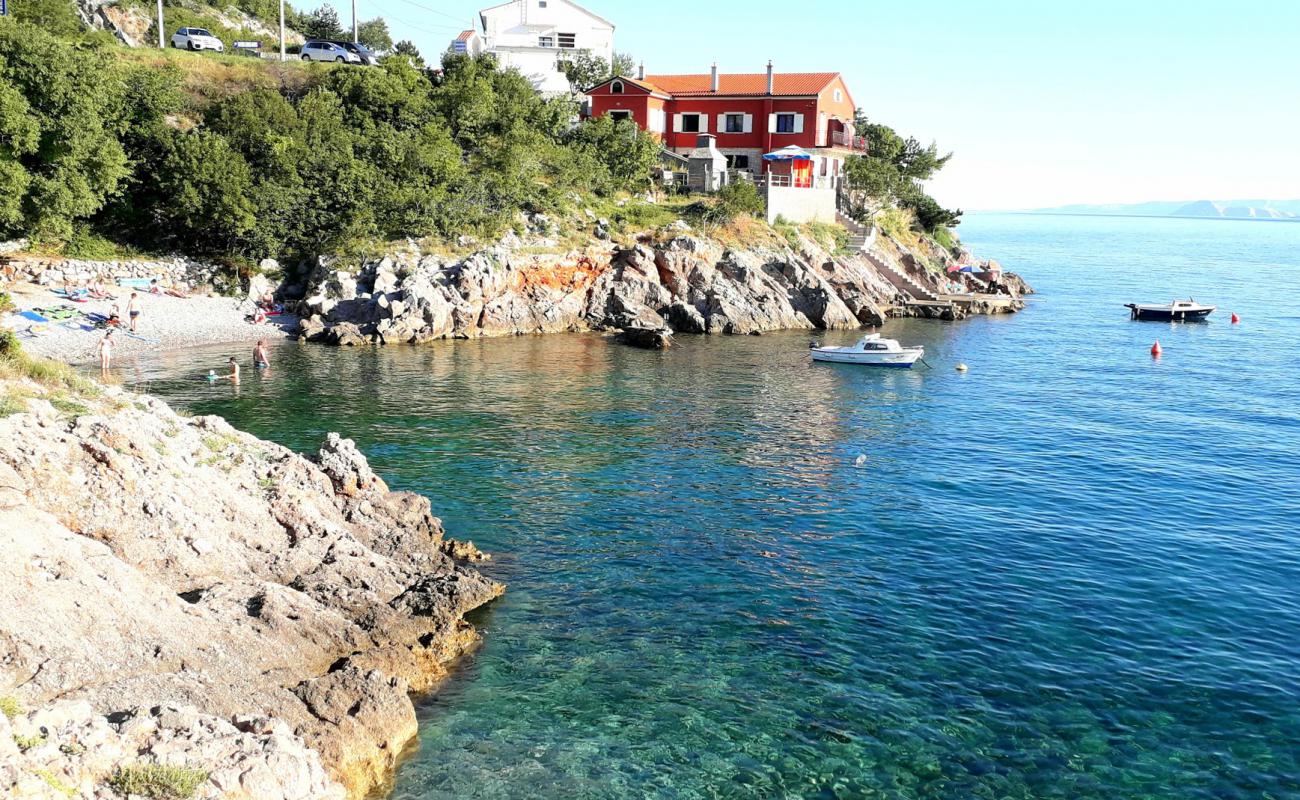 Senj beach'in fotoğrafı küçük gri çakıllar yüzey ile