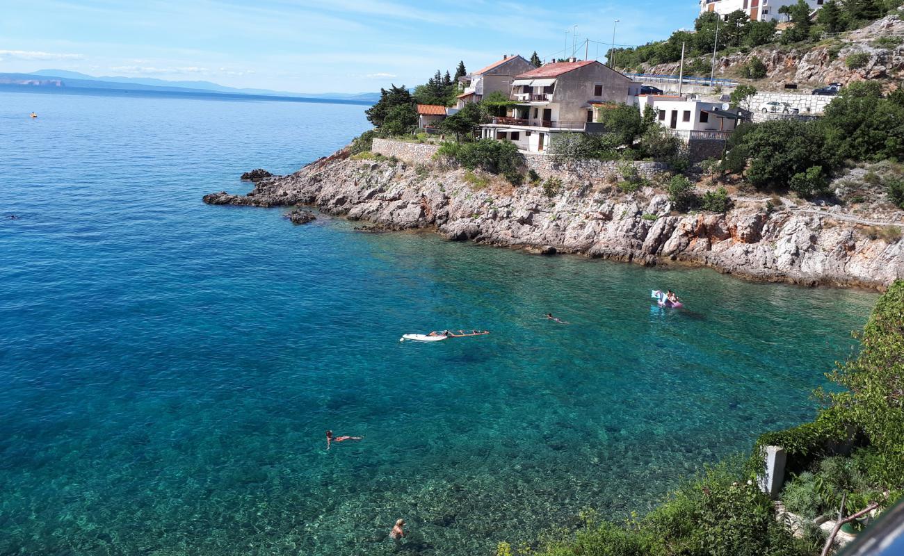 Draga beach'in fotoğrafı gri çakıl taşı yüzey ile
