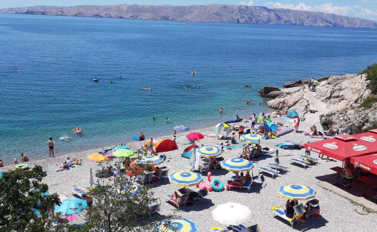 Crikvenica beach'in fotoğrafı gri ince çakıl taş yüzey ile