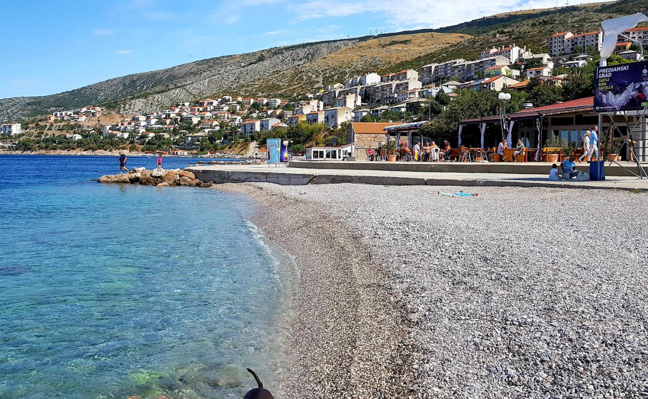 Plaza Senj II'in fotoğrafı küçük gri çakıllar yüzey ile