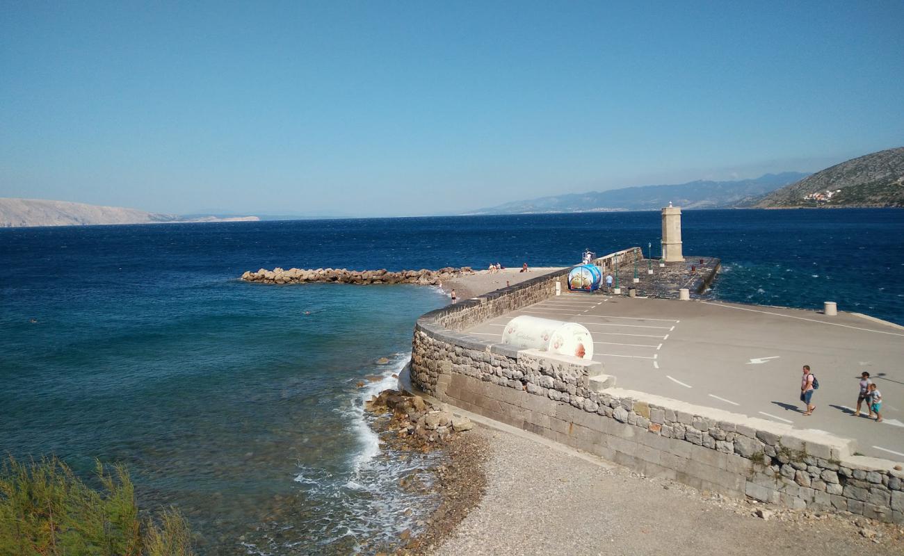Senj beach'in fotoğrafı gri çakıl taşı yüzey ile