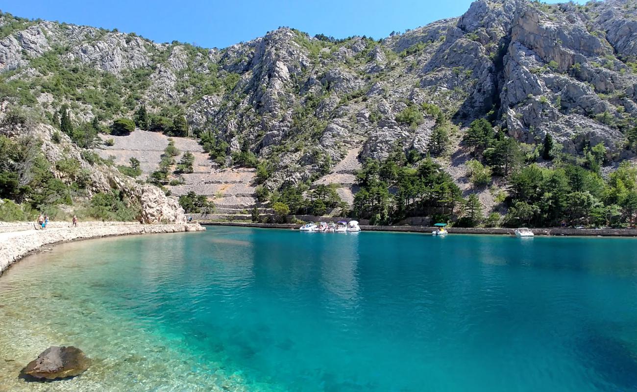 Uvala Zavratnica'in fotoğrafı beton kapak yüzey ile