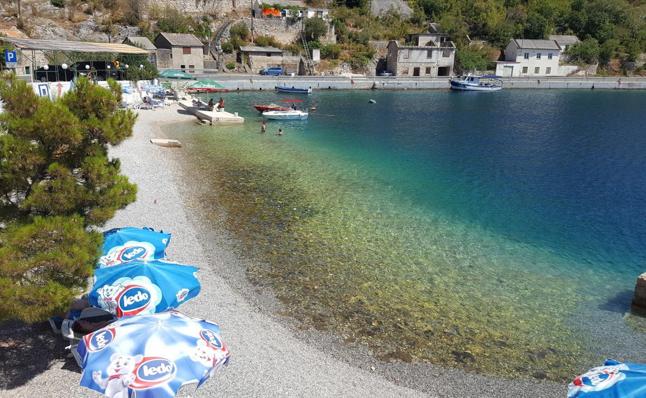 Uvala Tamnicka II'in fotoğrafı hafif ince çakıl taş yüzey ile