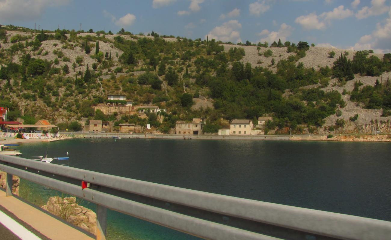 Odmaraliste Lisarica II'in fotoğrafı bej çakıl yüzey ile