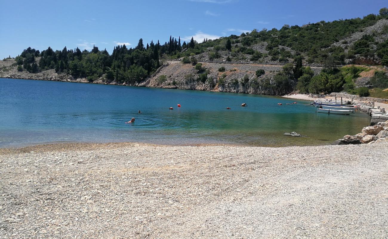 Duboka Kruscica'in fotoğrafı gri çakıl taşı yüzey ile