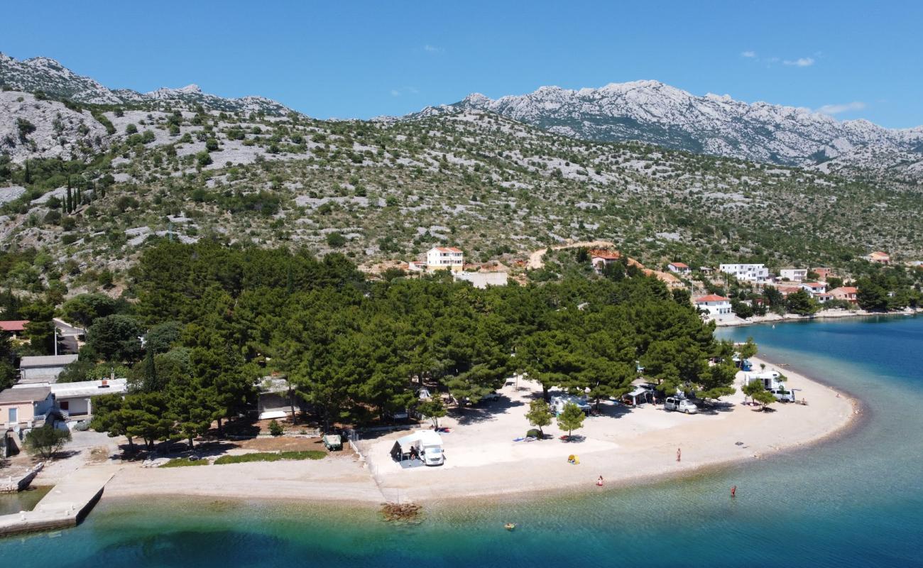 Navis beach'in fotoğrafı bej çakıl yüzey ile