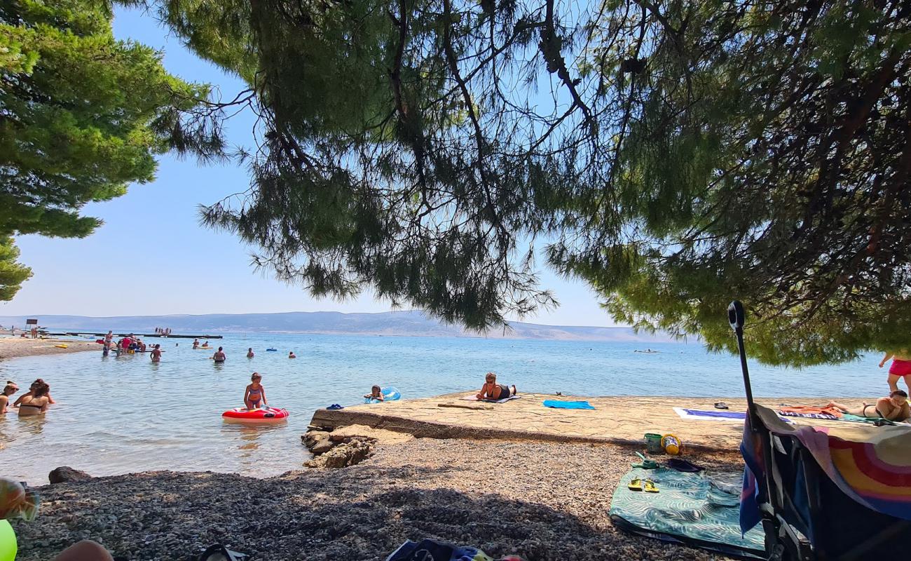 Starigrad Paklenica'in fotoğrafı gri ince çakıl taş yüzey ile