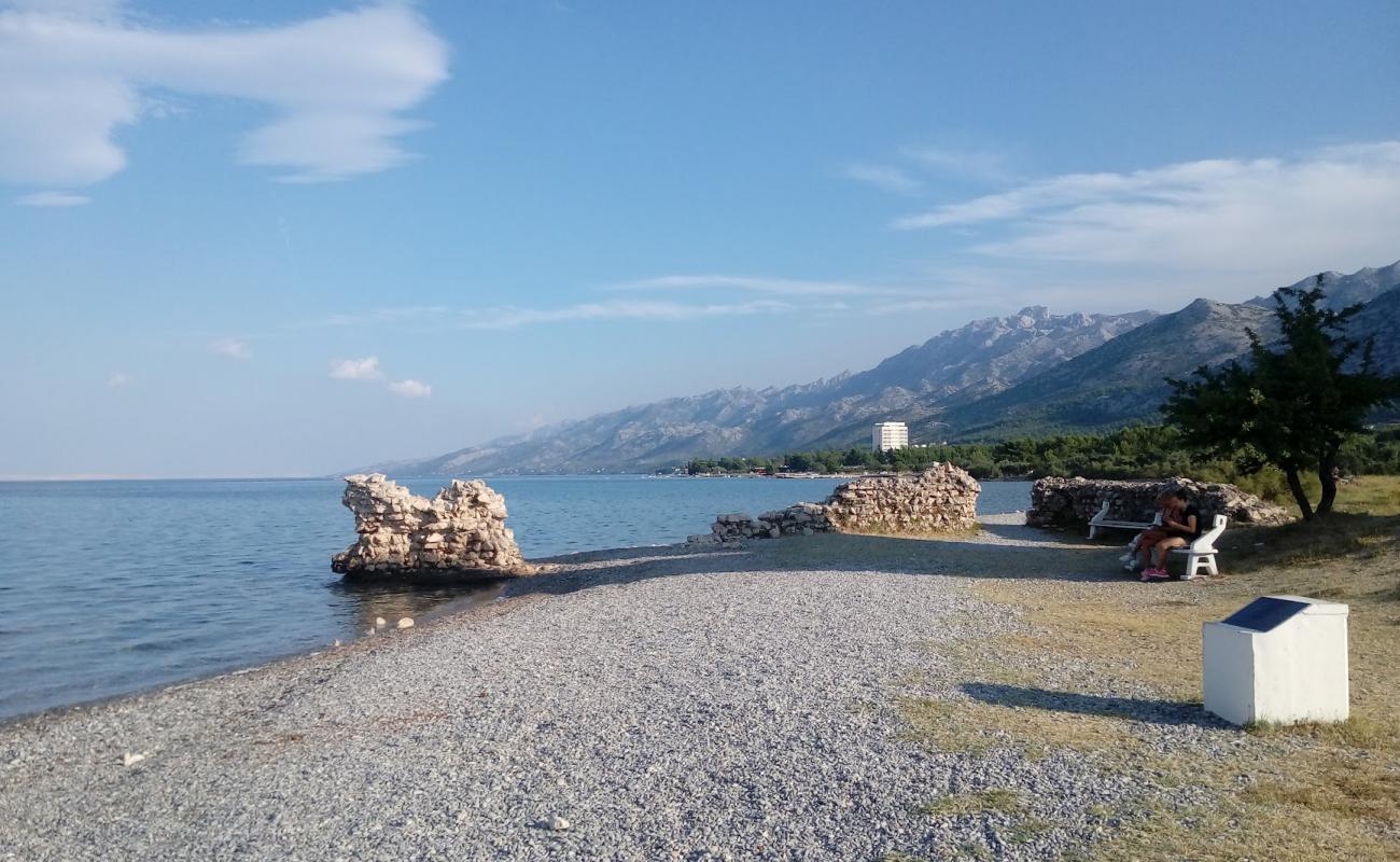 Vecka Kula'in fotoğrafı gri ince çakıl taş yüzey ile