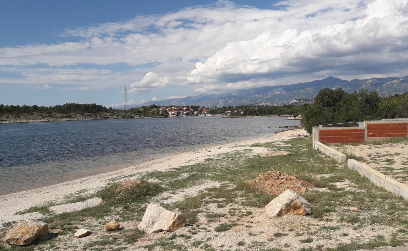 Karinsko more III'in fotoğrafı hafif çakıl yüzey ile