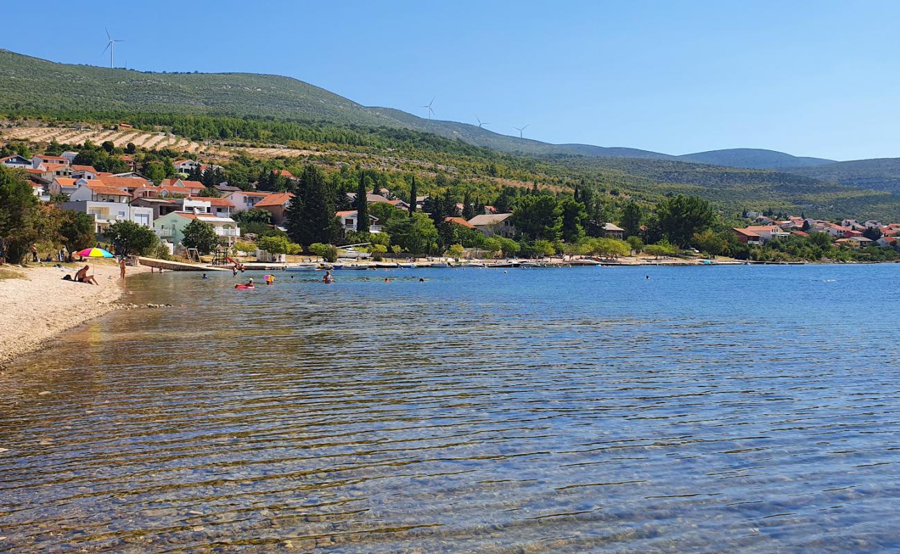 Susnjari beach'in fotoğrafı gri çakıl taşı yüzey ile