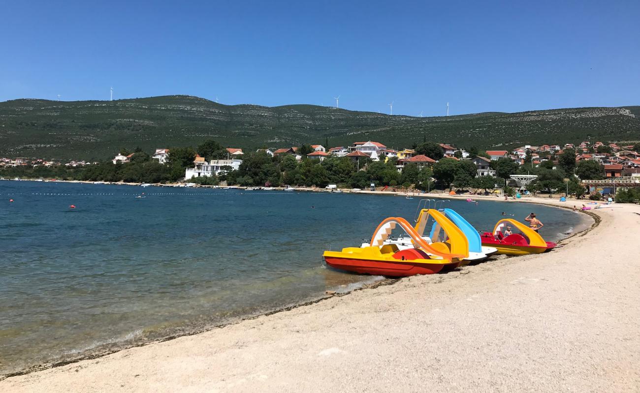 Karin Gornji'in fotoğrafı bej çakıl yüzey ile