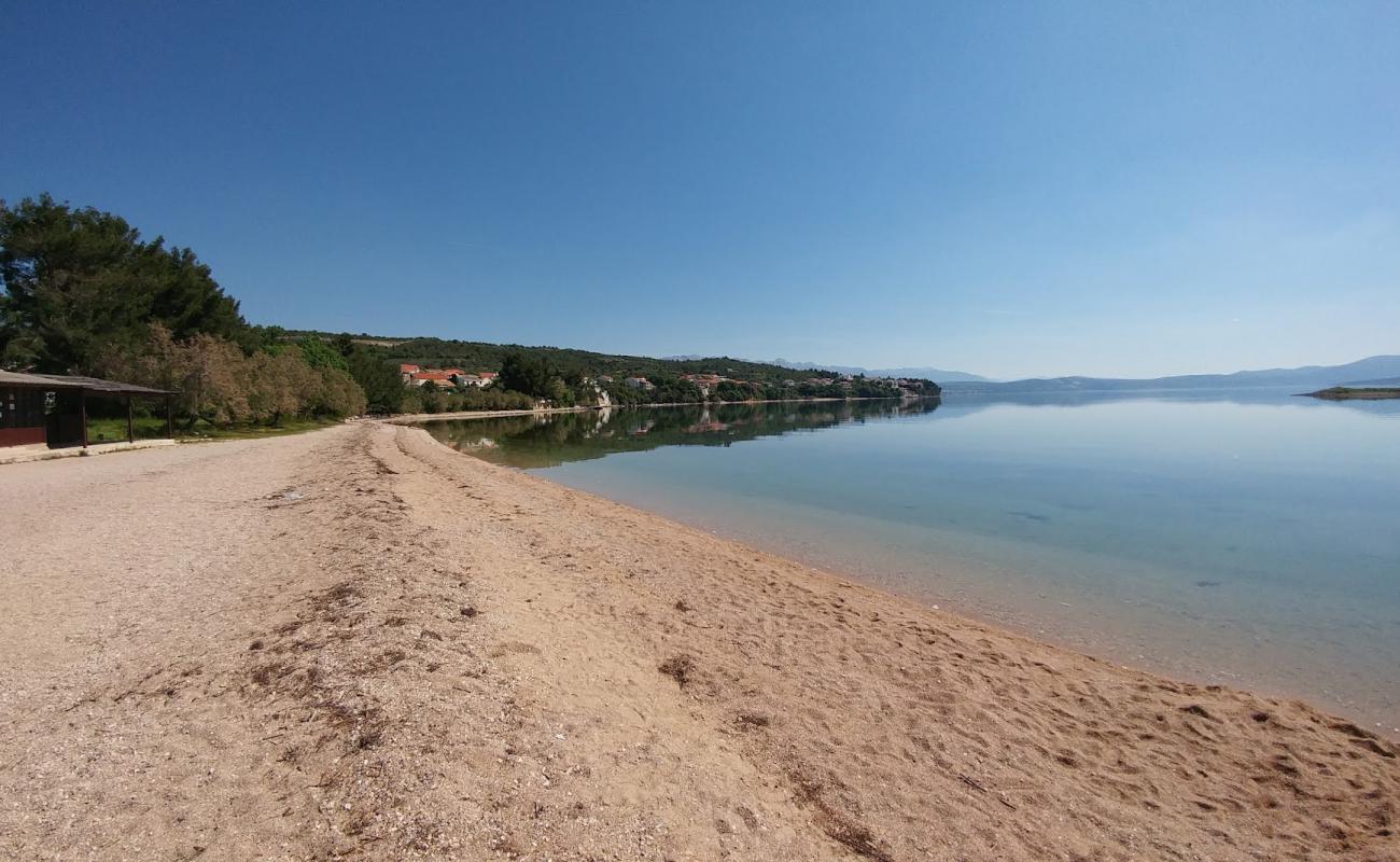 Posedarje beach'in fotoğrafı hafif ince çakıl taş yüzey ile