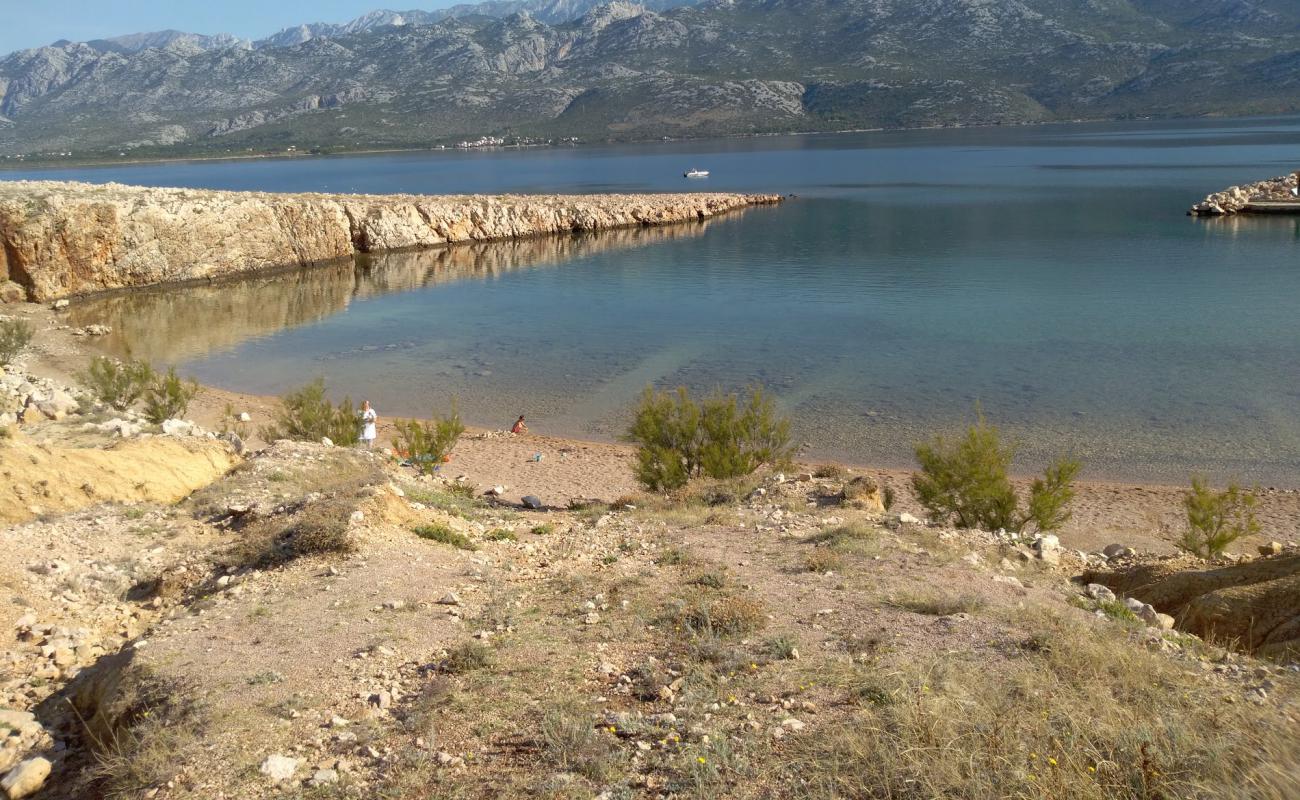 Divojacka beach'in fotoğrafı parlak kum ve kayalar yüzey ile