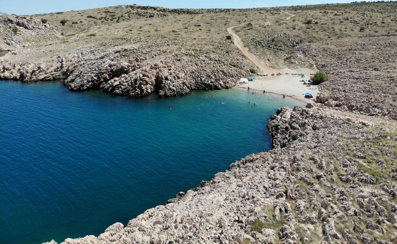 Sipa beach'in fotoğrafı bej çakıl yüzey ile