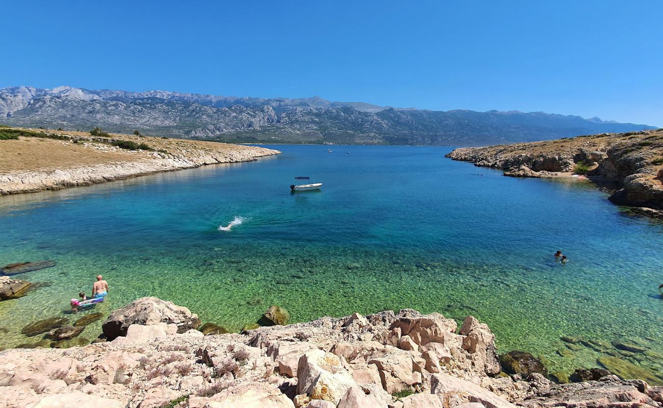 Tri drage beach'in fotoğrafı hafif çakıl yüzey ile