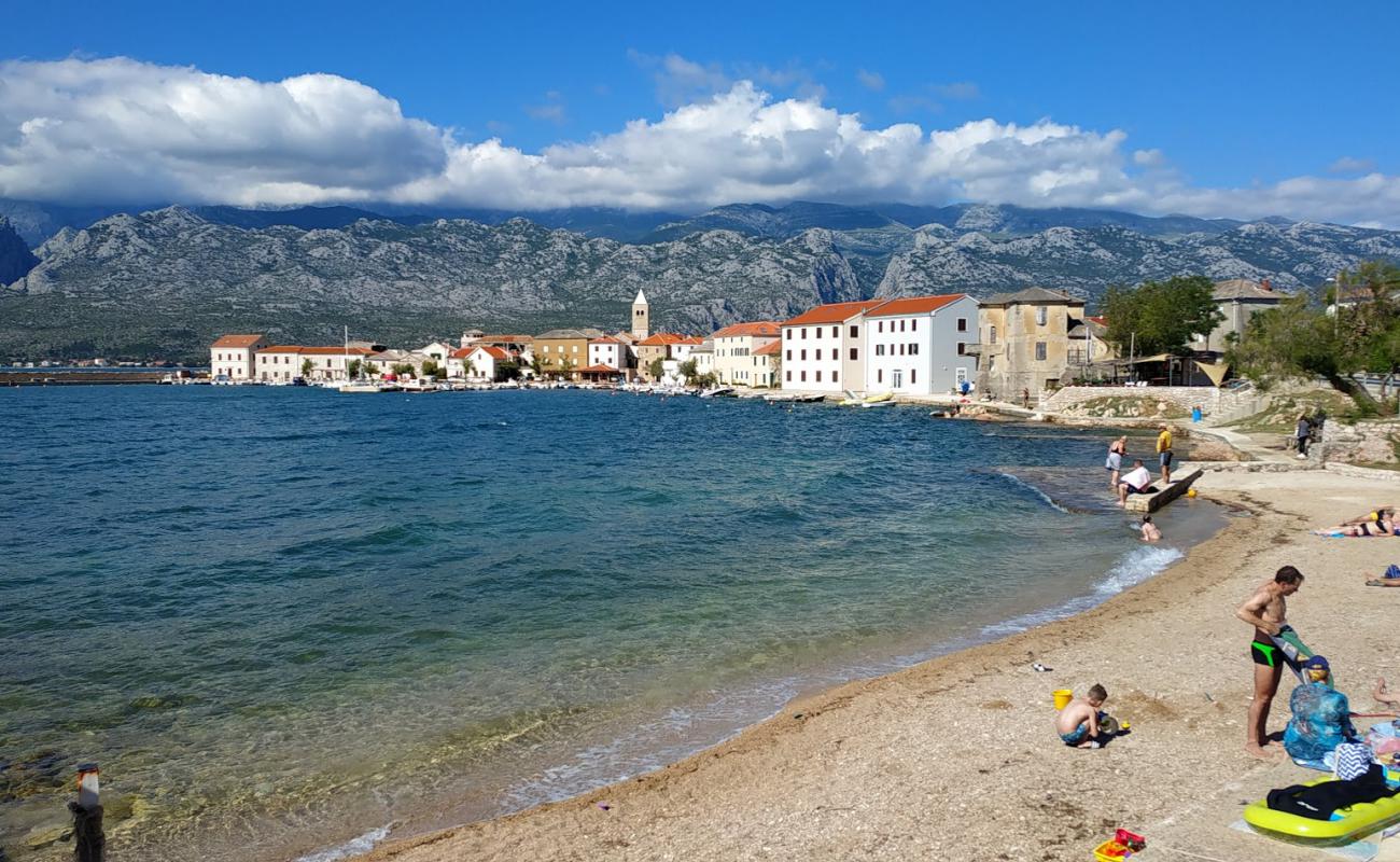 Vinjerac beach'in fotoğrafı hafif ince çakıl taş yüzey ile