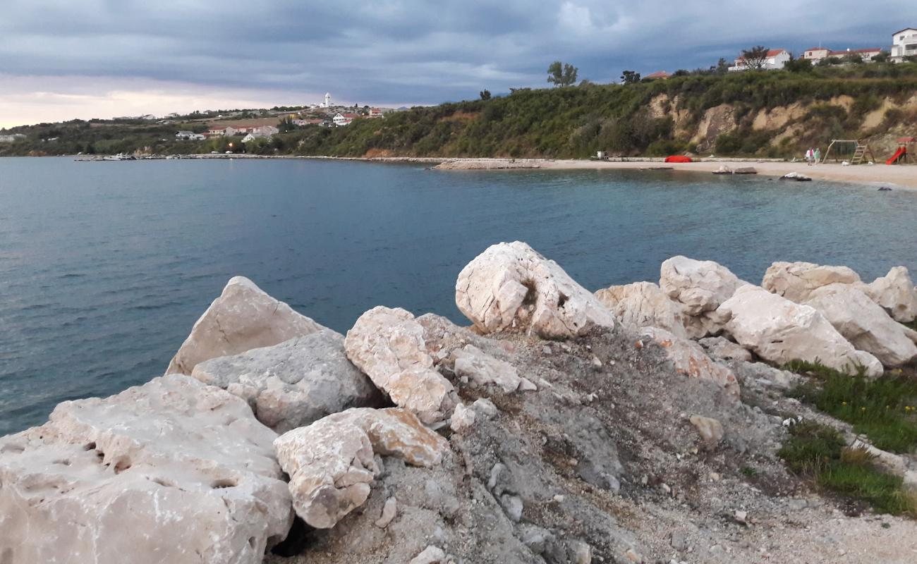 Plaza Rtina II'in fotoğrafı hafif ince çakıl taş yüzey ile