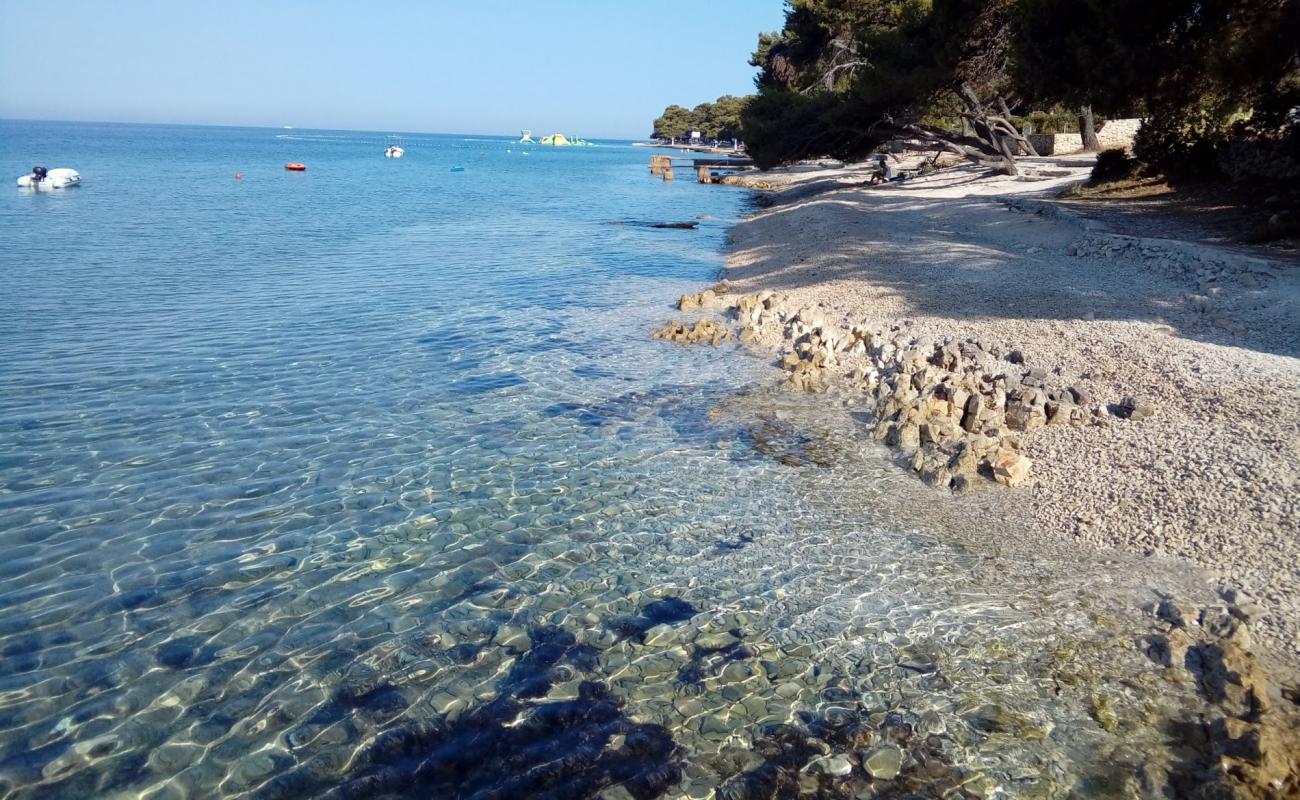 Radman beach'in fotoğrafı gri çakıl taşı yüzey ile