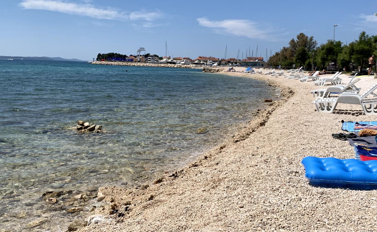 Uskok Zadar beach'in fotoğrafı hafif çakıl yüzey ile