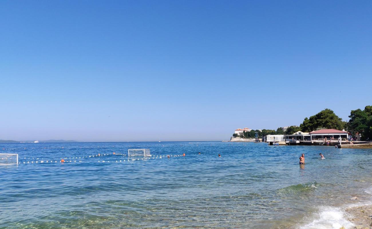Kolovare plajı'in fotoğrafı bej kum ve çakıl yüzey ile