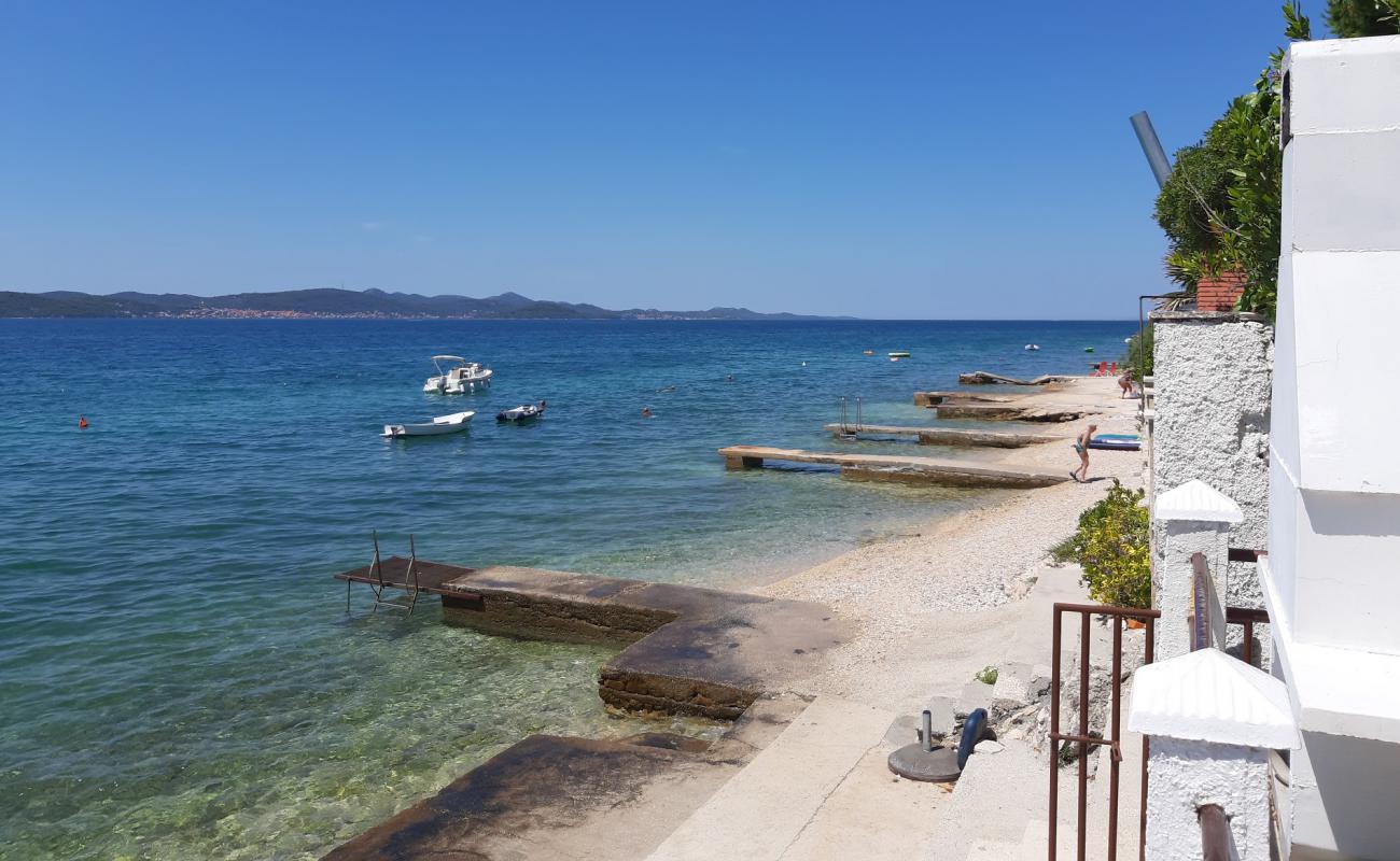 Mikulandra beach'in fotoğrafı bej çakıl yüzey ile