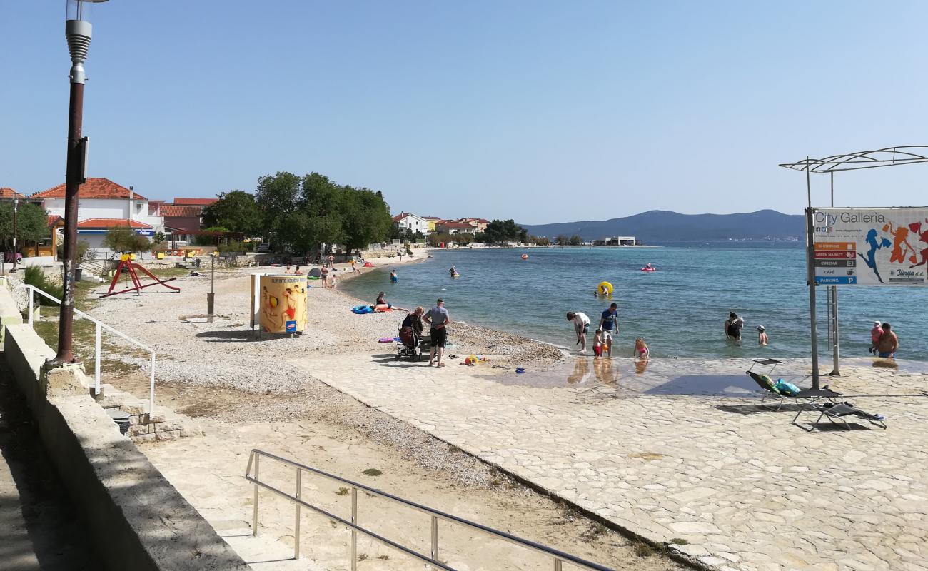 Plaza Djeci raj'in fotoğrafı küçük bej çakıl yüzey ile