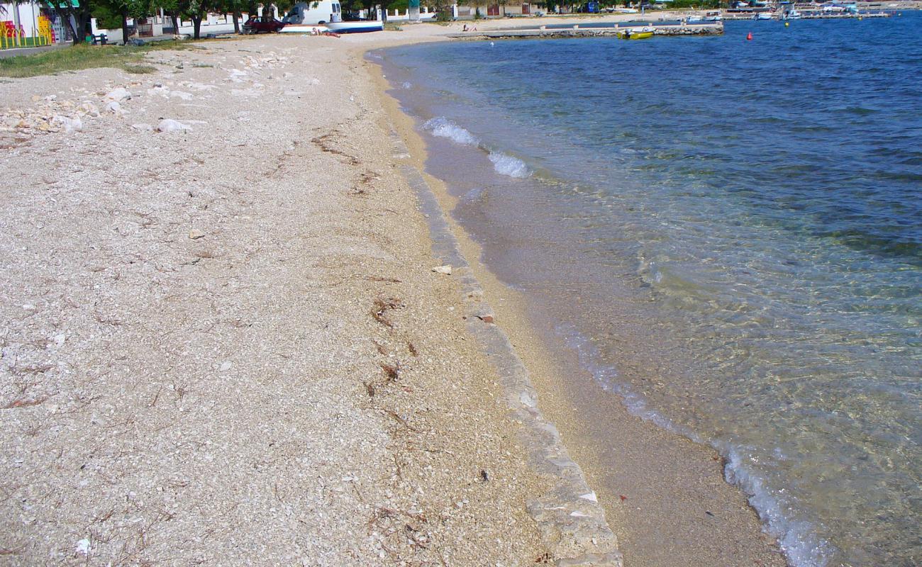 Turanj beach'in fotoğrafı bej çakıl yüzey ile