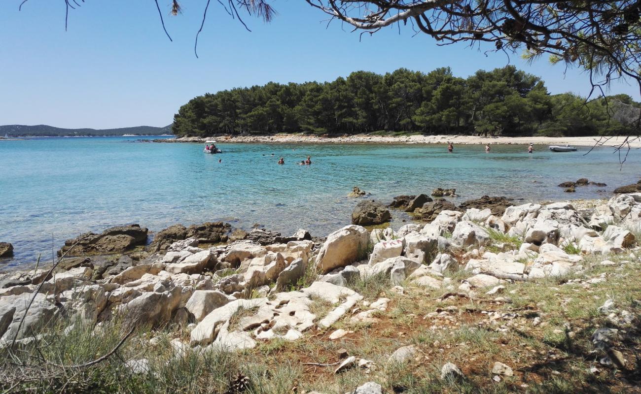 Lumbrak beach'in fotoğrafı taşlar yüzey ile