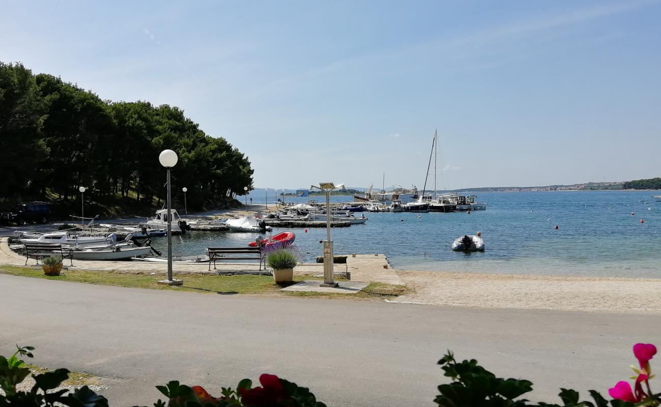 Dugovaca Bay'in fotoğrafı hafif ince çakıl taş yüzey ile