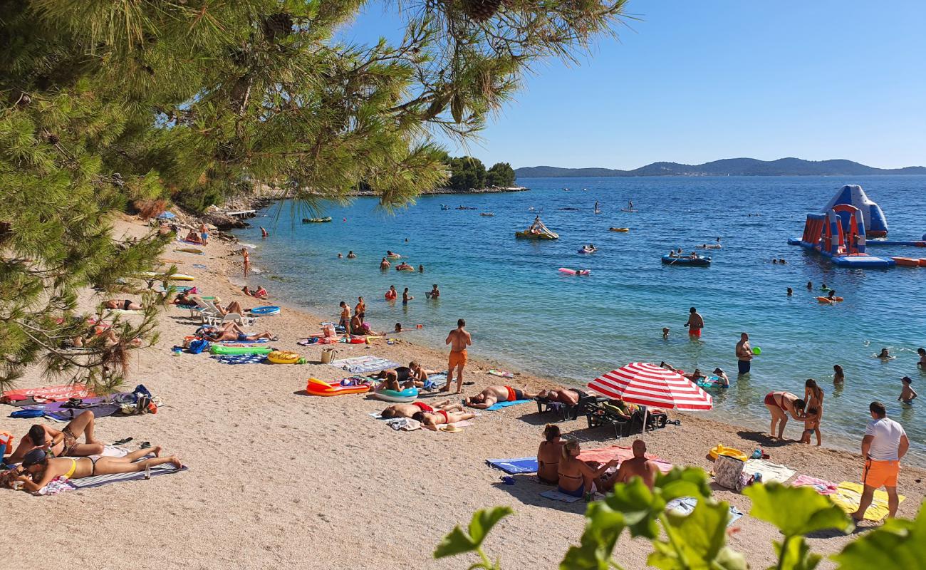 Porat beach'in fotoğrafı hafif ince çakıl taş yüzey ile