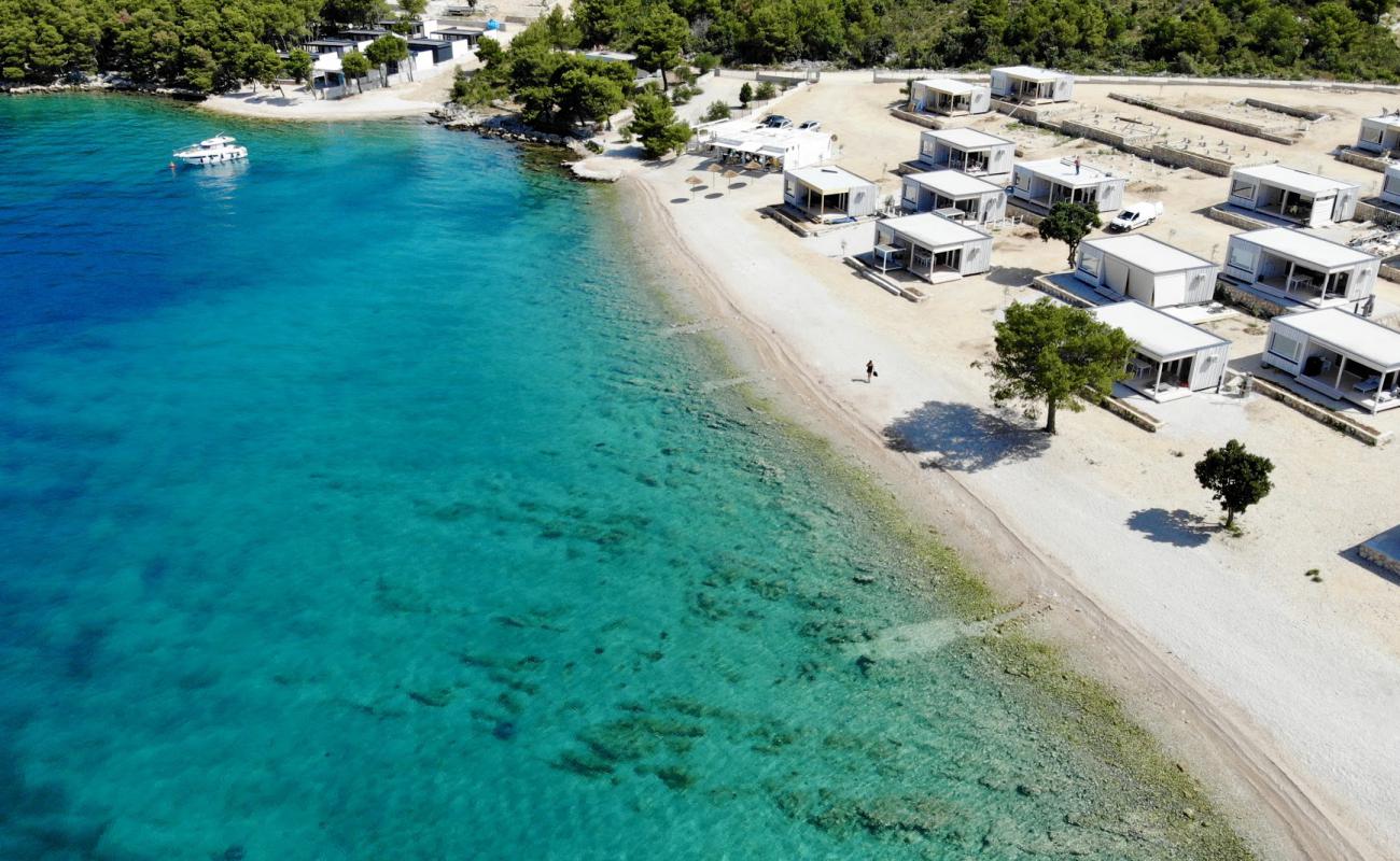 Buqez beach'in fotoğrafı bej kum ve çakıl yüzey ile