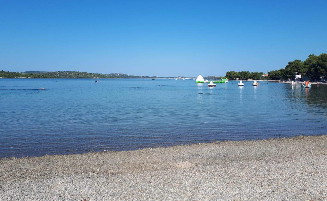 Pirovac beach'in fotoğrafı bej çakıl yüzey ile