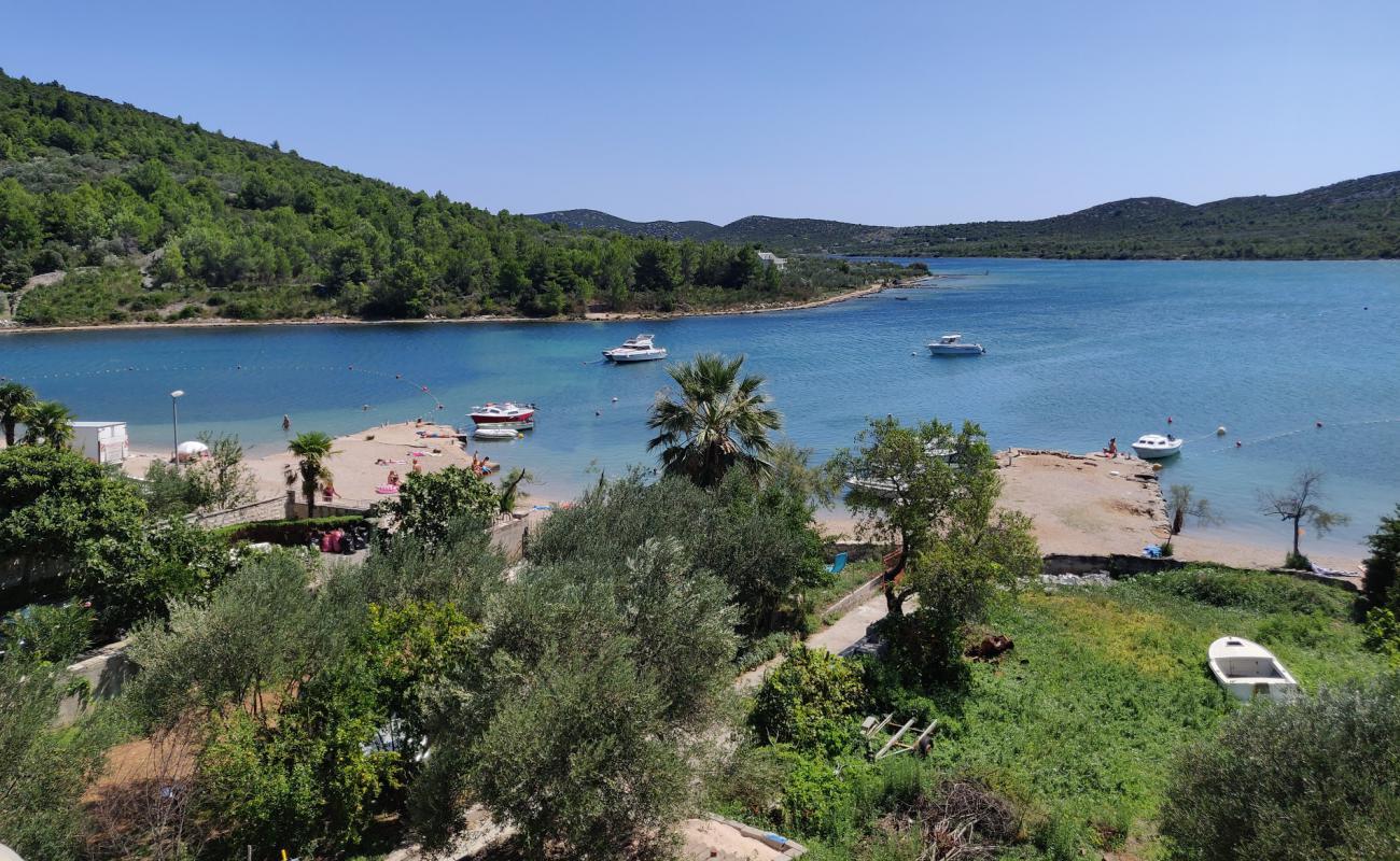 Pirovac II beach'in fotoğrafı hafif ince çakıl taş yüzey ile