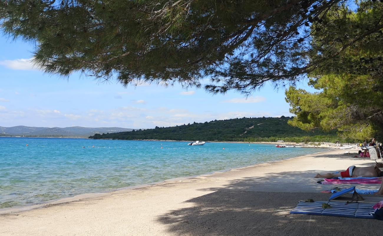 Jazina beach'in fotoğrafı beton kaplı yüzey yüzey ile
