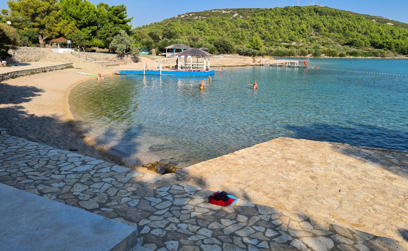 The Garden Tisno beach'in fotoğrafı bej çakıl yüzey ile