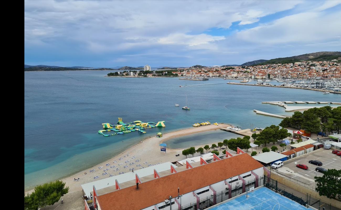 Hangar beach'in fotoğrafı gri çakıl taşı yüzey ile