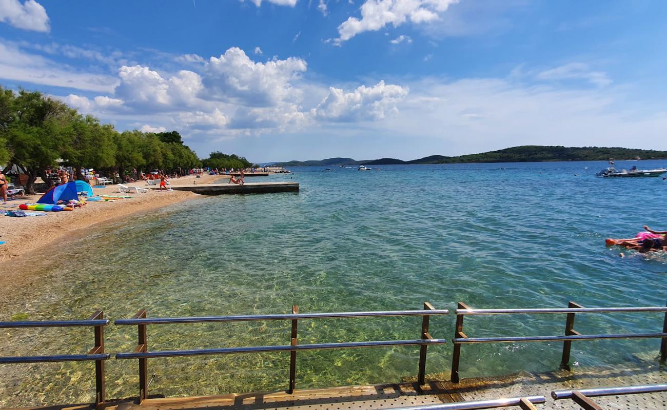 Srima beach'in fotoğrafı hafif ince çakıl taş yüzey ile