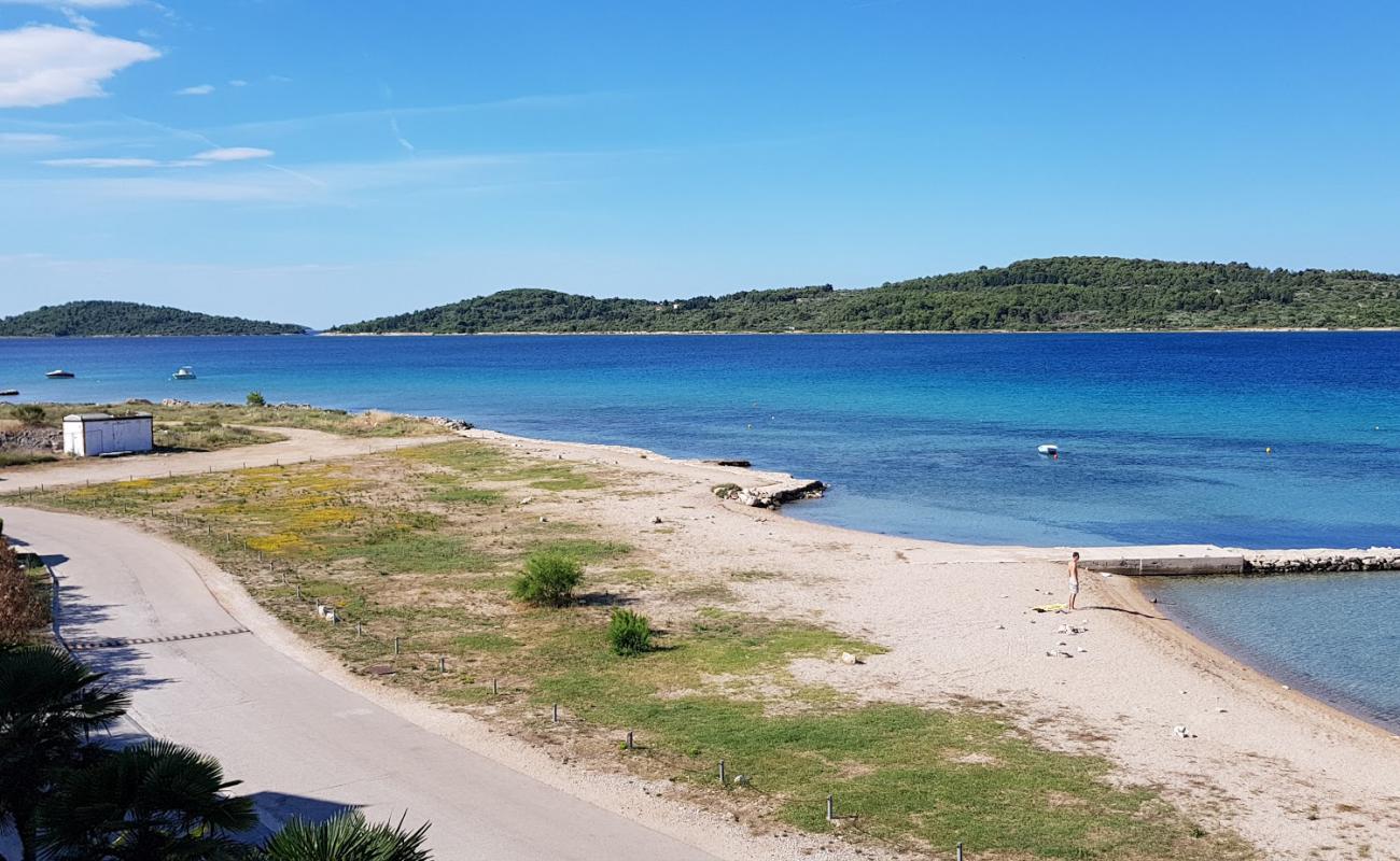 Maras beach'in fotoğrafı hafif ince çakıl taş yüzey ile