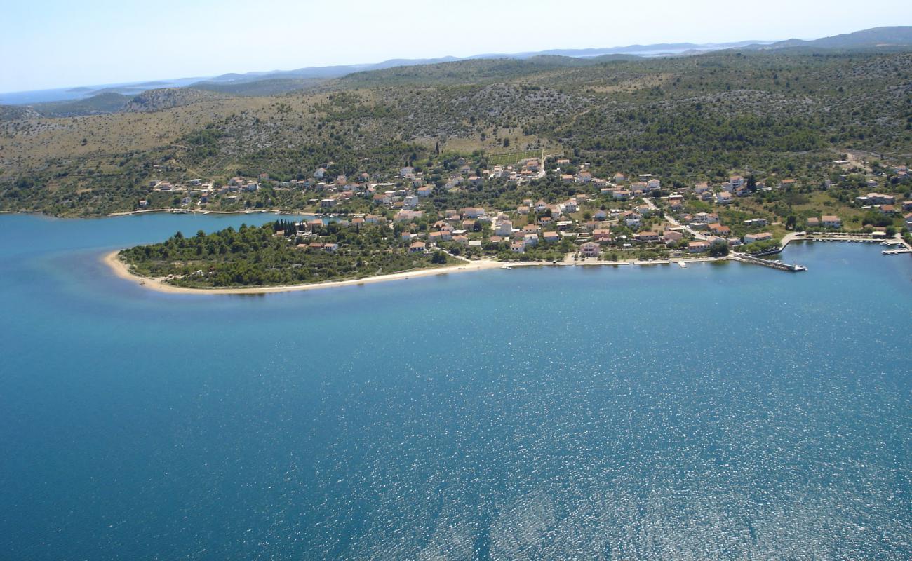 Djelo beach'in fotoğrafı bej çakıl yüzey ile