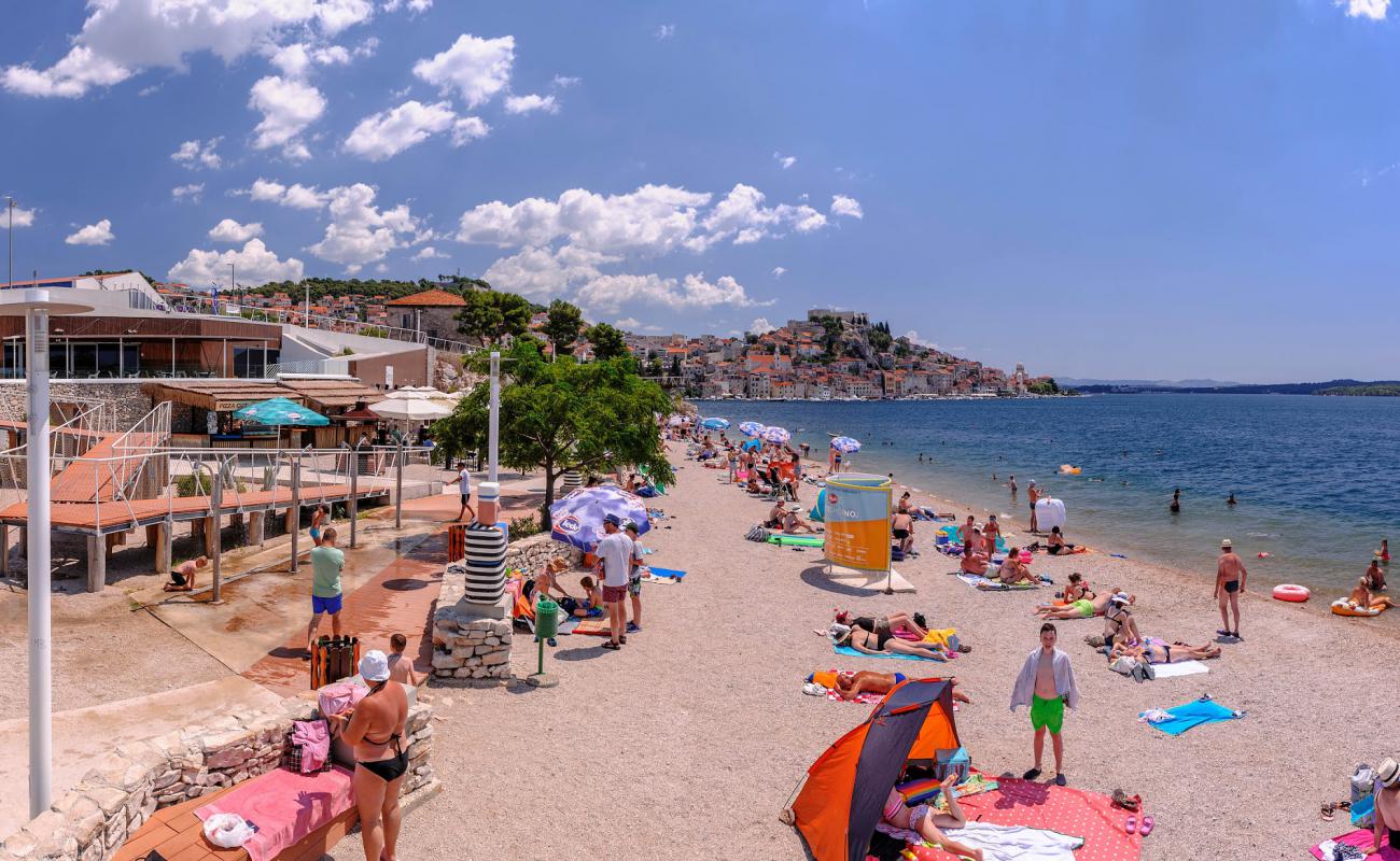 Banj beach'in fotoğrafı bej çakıl yüzey ile