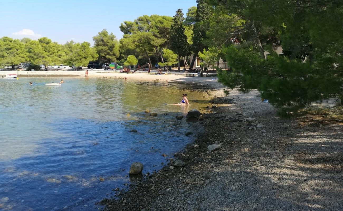 Sv. Nikola beach'in fotoğrafı bej çakıl yüzey ile