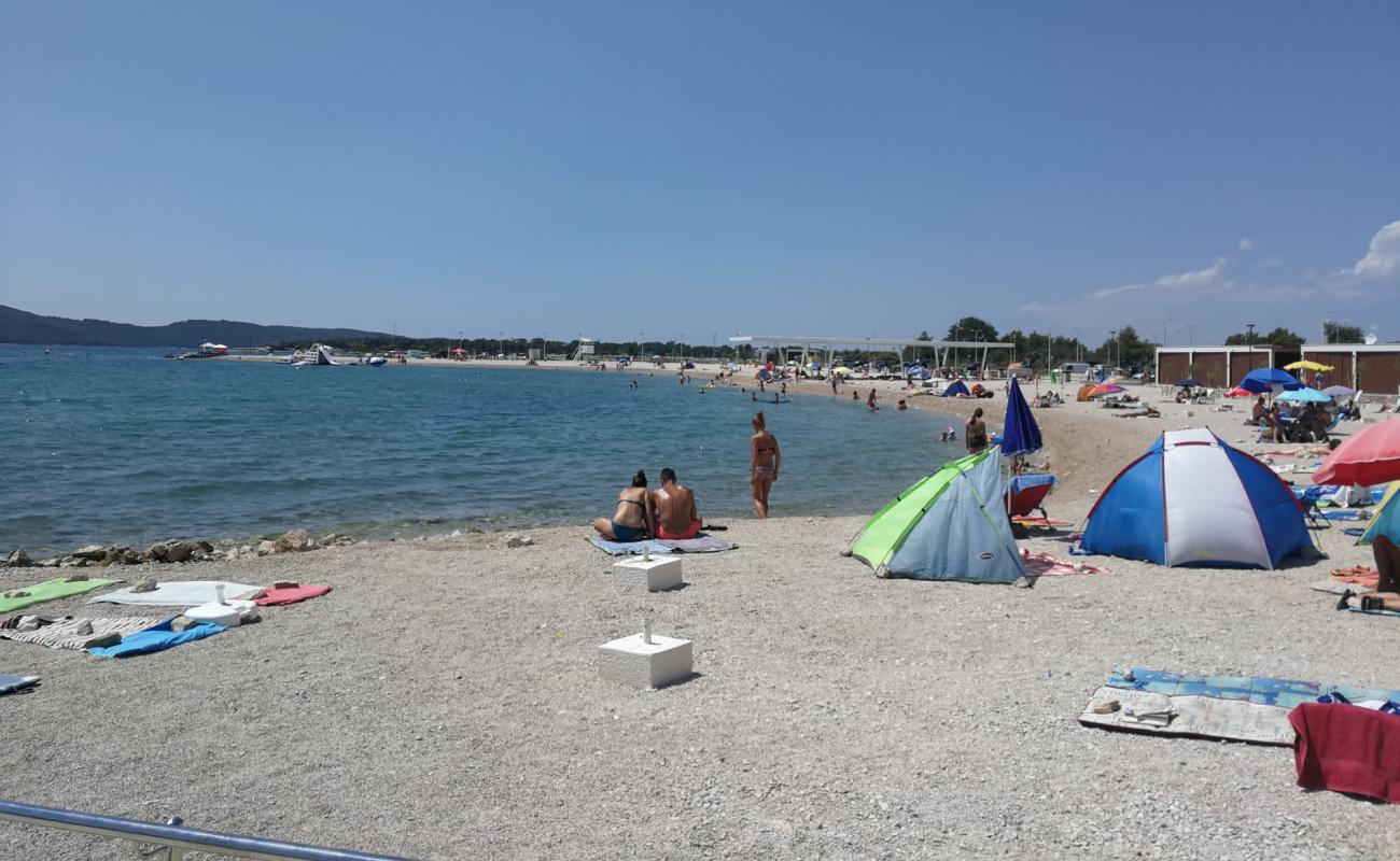 Rezaliste beach'in fotoğrafı küçük bej çakıl yüzey ile