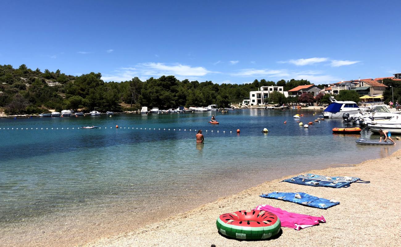 Galesnica beach'in fotoğrafı küçük bej çakıl yüzey ile