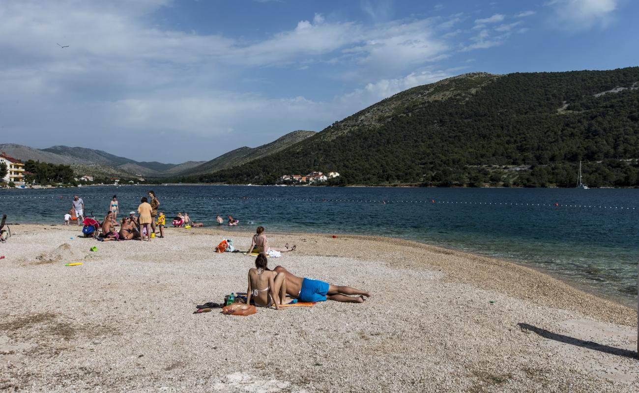 Banovci beach'in fotoğrafı bej çakıl yüzey ile