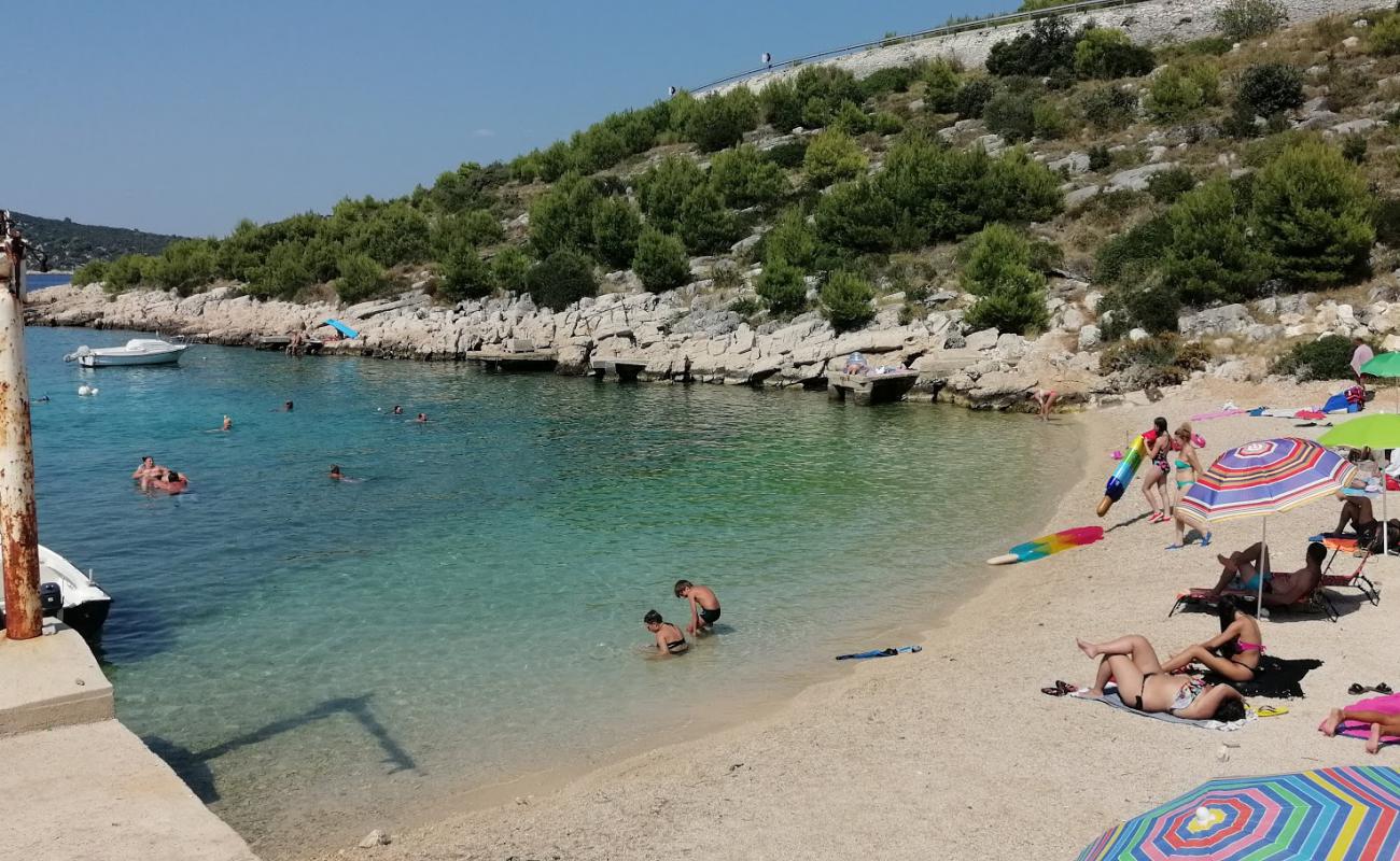 Bilo beach'in fotoğrafı küçük bej çakıl yüzey ile