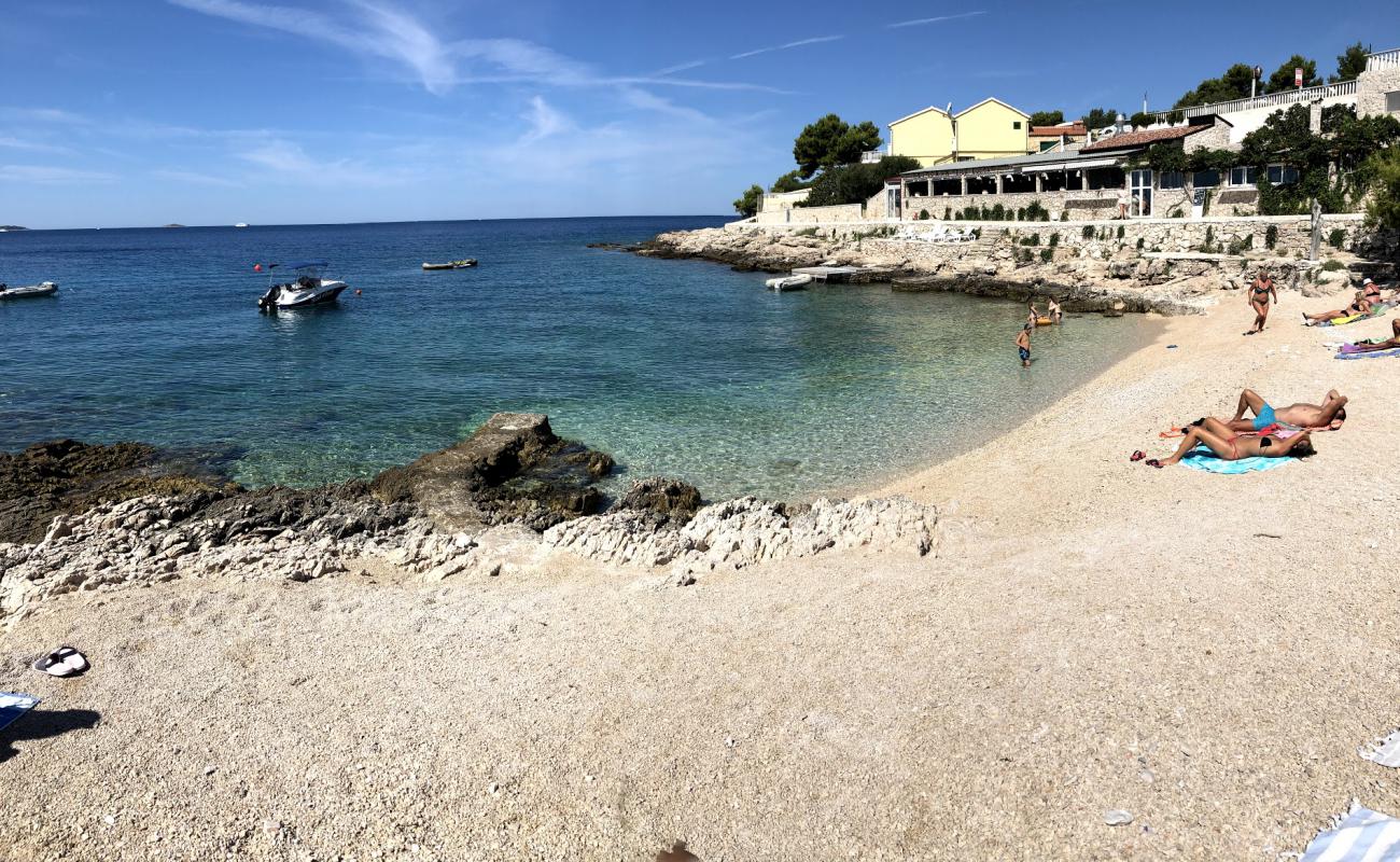 Dolac II beach'in fotoğrafı hafif ince çakıl taş yüzey ile